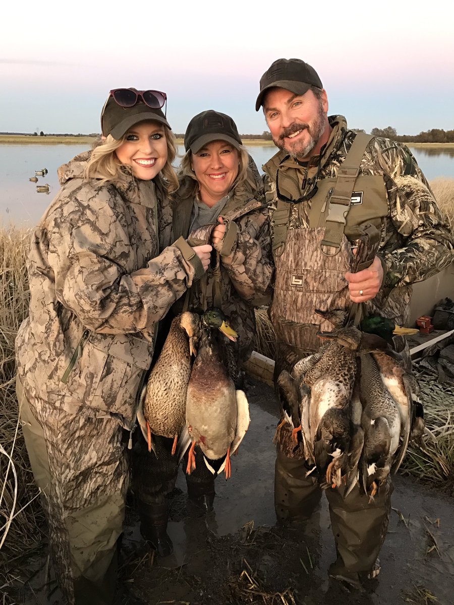 BobSnell's tweet photo. Busted some beaks with the lovely ladies of @BOOMTIMETV #bandednation #averyoutdoors #ghgdecoys #blackcloudammo #turnrows https://t.co/1vf5G4uAwW