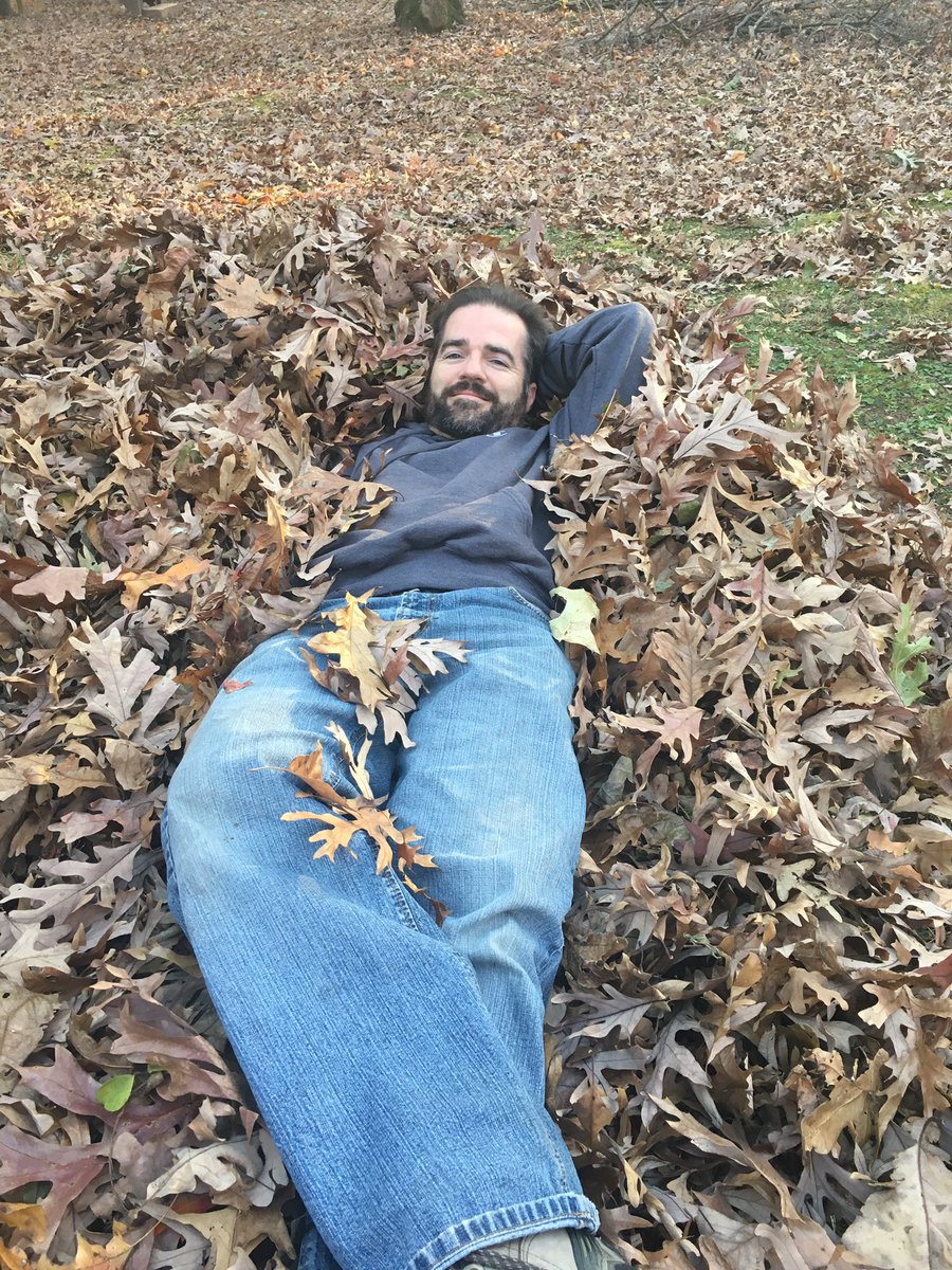 EPBAuthor's tweet photo. There is no softer bed you shall find. (Unless you jump in & get a stick where the sun don't shine😂)
#fall #thanksgiving #leafpatrol https://t.co/Fgqlp6Kqoi