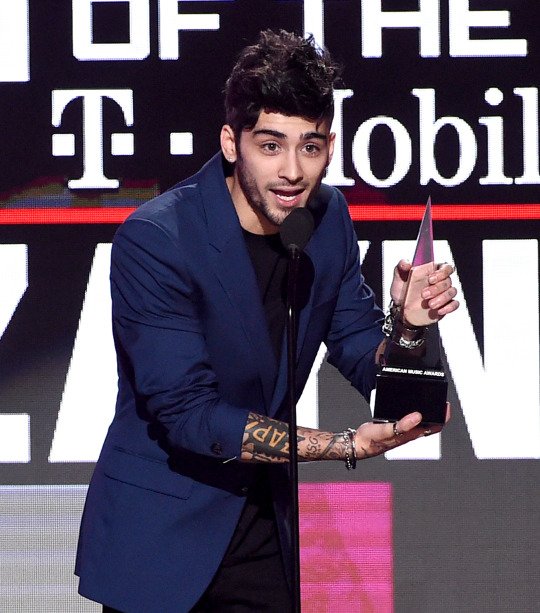 onedteambr's tweet photo. Zayn recebendo o prêmio de "Artista revelação" #AMAs https://t.co/lbU4kaYz69