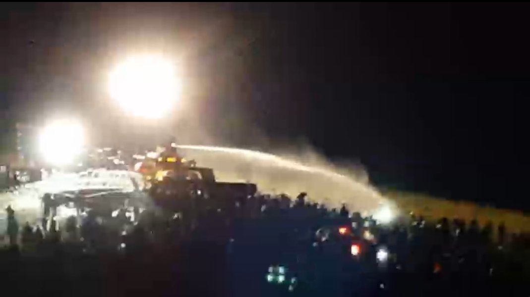 UR_Ninja's tweet image. LIVE NOW Water spraying truck clearly visible in sub-freezing temps livestream.com/unicornriot/ev… #NoDAPL