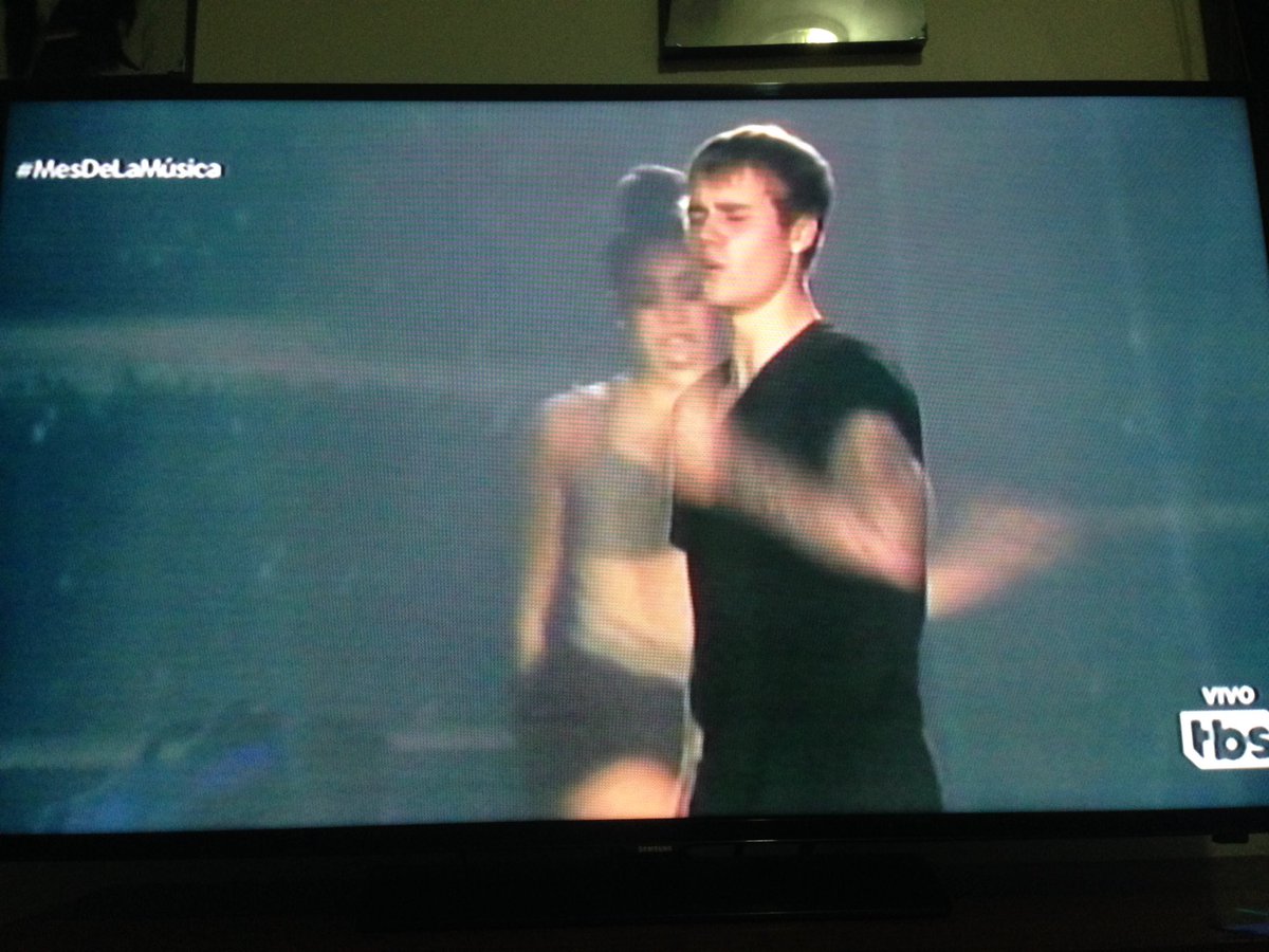 AlejandraVCM98's tweet photo. Run ! 😂 #JustinOnAMAs https://t.co/uv8KnOPtJy