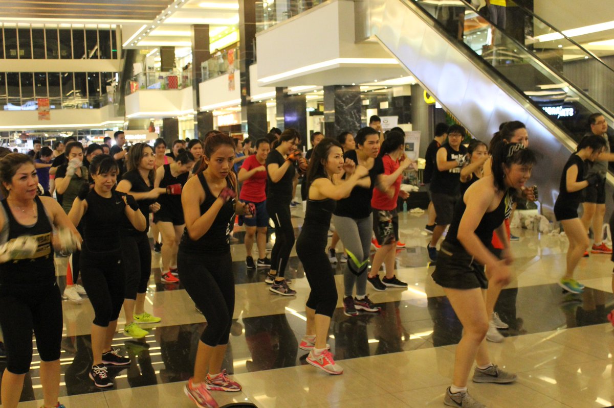 FoodCentrumID's tweet photo. Celebrity Fitness special class at atrium Food Centrum Ground Floor 16 November 2016 @CFofficial #foodcentrum https://t.co/KdmIop8rXh