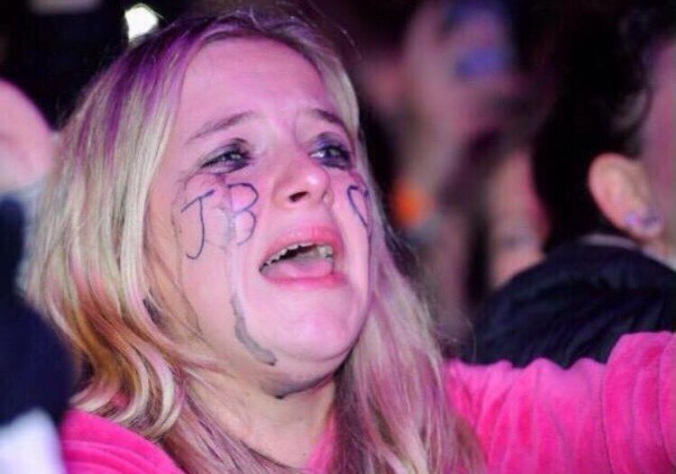 solsoleilx's tweet photo. i always think i'm over justin &amp; i'm a mature adult but whenever he performs or does anything really, i find myself looking like this again https://t.co/6ojq2MwA2s