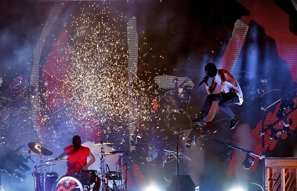topupdating's tweet photo. Twenty One Pilots performing at the #AMAs https://t.co/iwpX92xIwR