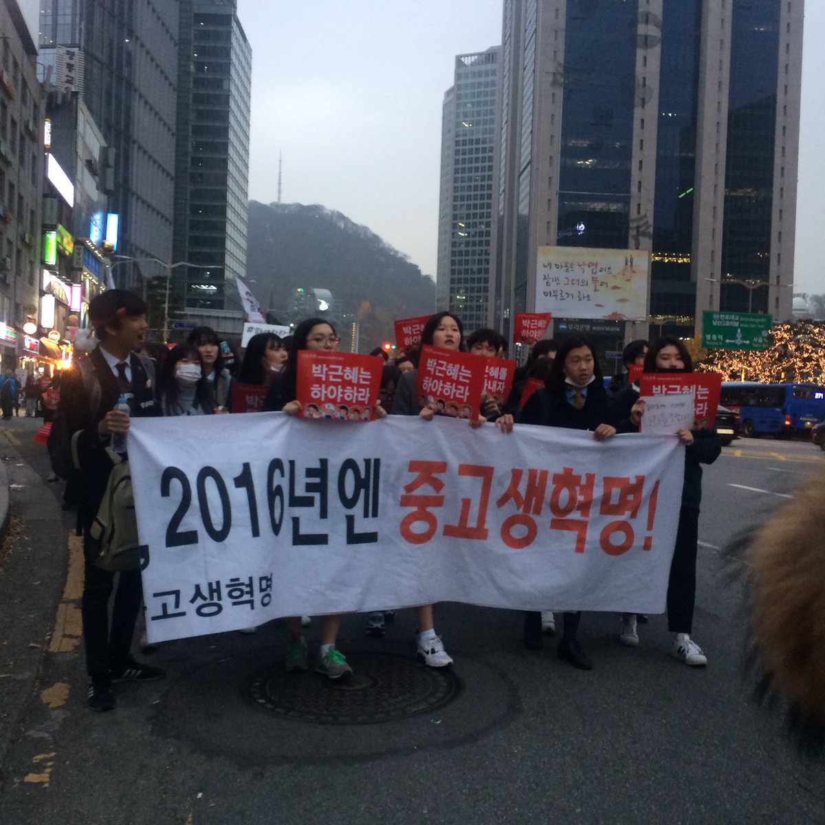 이번에 트위터 관리자가 바뀌는 바람에 저번주 공지와 답변 못해드린점 매우 죄송합니다ㅠㅠ  앞으로 디엠 꼬박 받을 거구용  가입 신청 시 
이름/나이/거주지/학교 알려주세용!!
#중고생 #중고생혁명