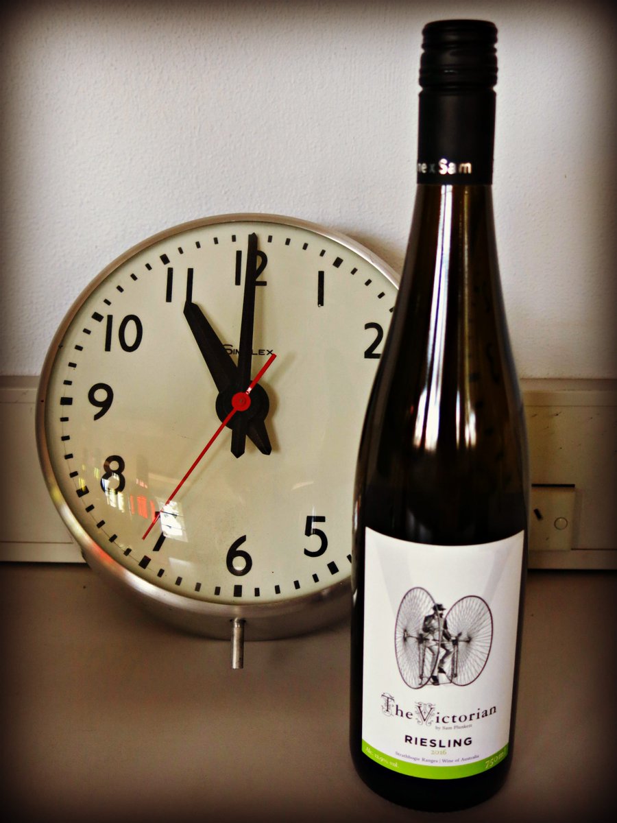 Now that's what we call elevenses ;-) What are you dunking your biscuits in on #winewednesday ? #aussiewine