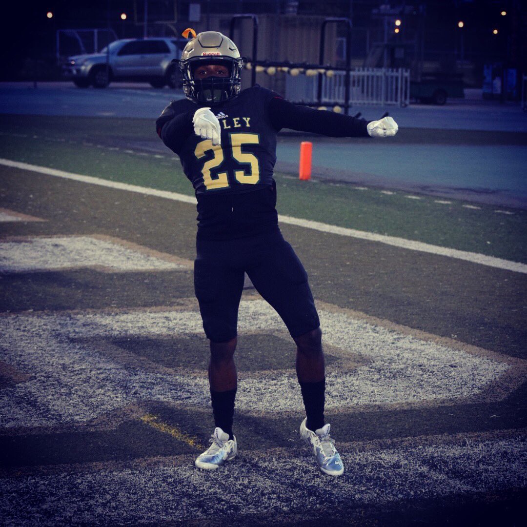 JUCOFFrenzy's tweet image. Washington State is targeting 2017 (LA Valley JC) JUCO WR @AhkilCrumpton 
HL hudl.com/video/3/179675…