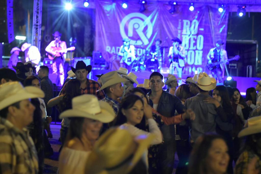 rodeoensonora's tweet photo. ¡La fiesta del último día! #LaUltimaYNosVamos #RodeoSon2016 https://t.co/A9v02E4qfk
