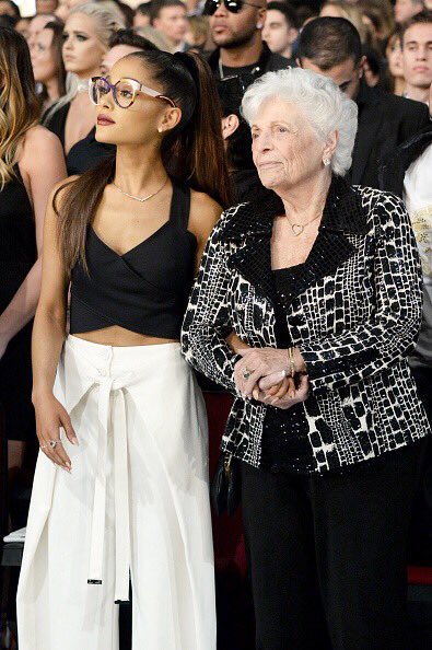 ArianaUpdates13's tweet photo. -NEW PHOTOS- Ariana Grande in the audience at the 2016 #AMAs https://t.co/3hmEEmab8c
