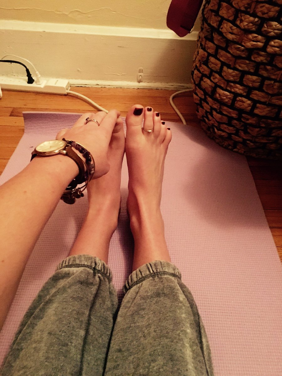 sammy_markland's tweet photo. Busy weekend of traveling so quick abs/yoga/stretching session for #ftifit https://t.co/vxi05A8DSy