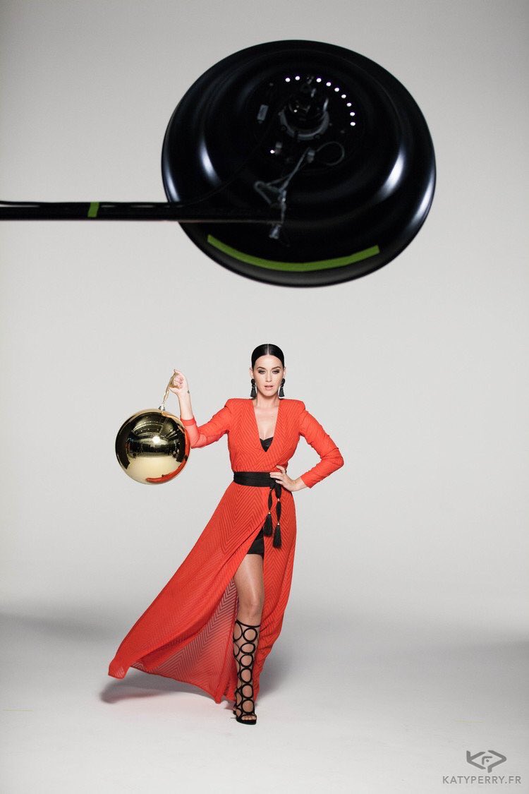 smackutwice's tweet photo. #KATYCATS!!! Throwback to @KatyPerry's #HM campaign last year! SO MUCH FUN, but short lived. Enjoy these fancy photos! 🔥 #EDIAH ... 👀 https://t.co/fXXaMfQIv4