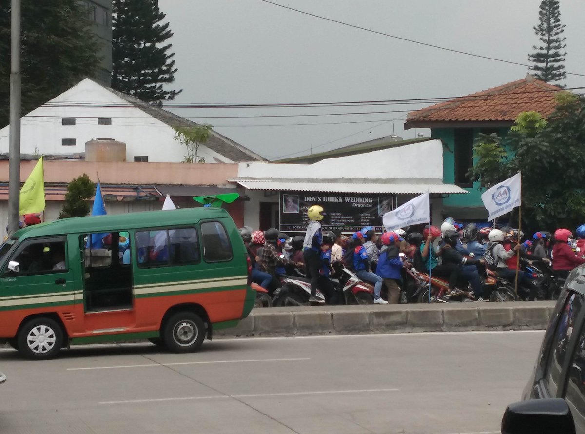 fajar1279's tweet photo. Demo buruh, jln Sukarno Hatta sekitaran pasir Koja macet https://t.co/ZR25XDh6NN