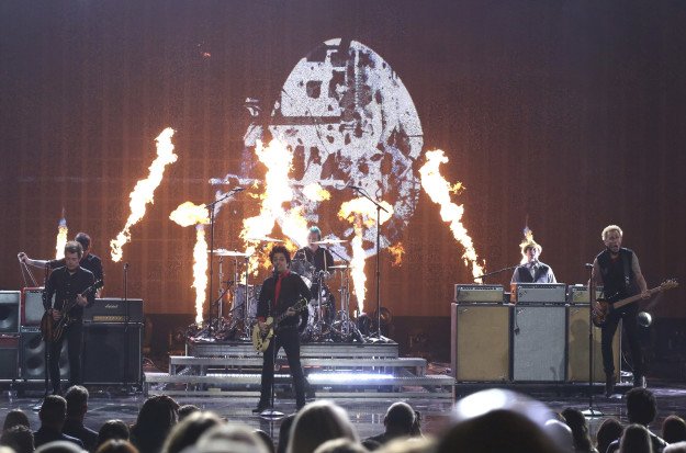 BuzzFeed's tweet photo. Green Day protested Donald Trump at the #AMAs https://t.co/7oRIFbJq8s https://t.co/3yjhzDT244