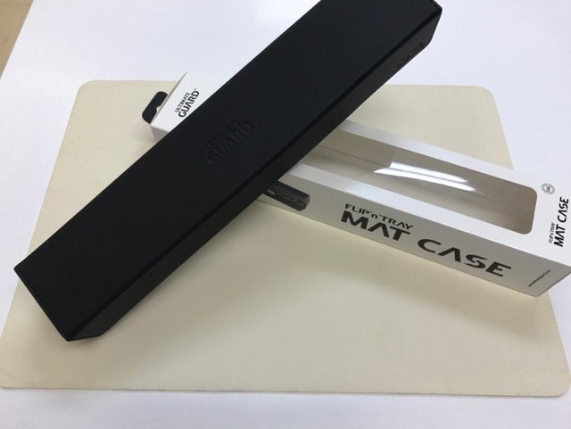 ホビーステーション名駅2号店 買取強化中 Ultimate Guard アルティメットガード新作入荷情報 その プレイマットケース 高級感溢れるデザイン性と抜群の収納性 こんなプレマケースを待っていた ちょっとお高く 3 900税抜 感じますが これは