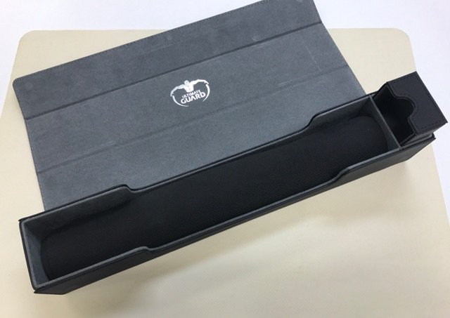 ホビーステーション名駅2号店 Vgdスタートデッキ本日発売 Ultimate Guard アルティメットガード新作入荷情報 その プレイマットケース 高級感溢れるデザイン性と抜群の収納性 こんなプレマケースを待っていた ちょっとお高く 3 900税抜 感じます
