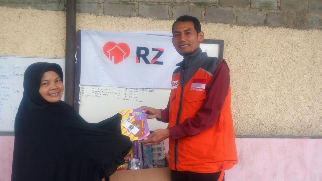 RZ_Cimahi's tweet photo. RZCimahi menyerahan bantuan kornet dan alattulis utk korban longsor di kel.padasuka cimahi @rumahzakat @infocimohay https://t.co/PN0jotni3X