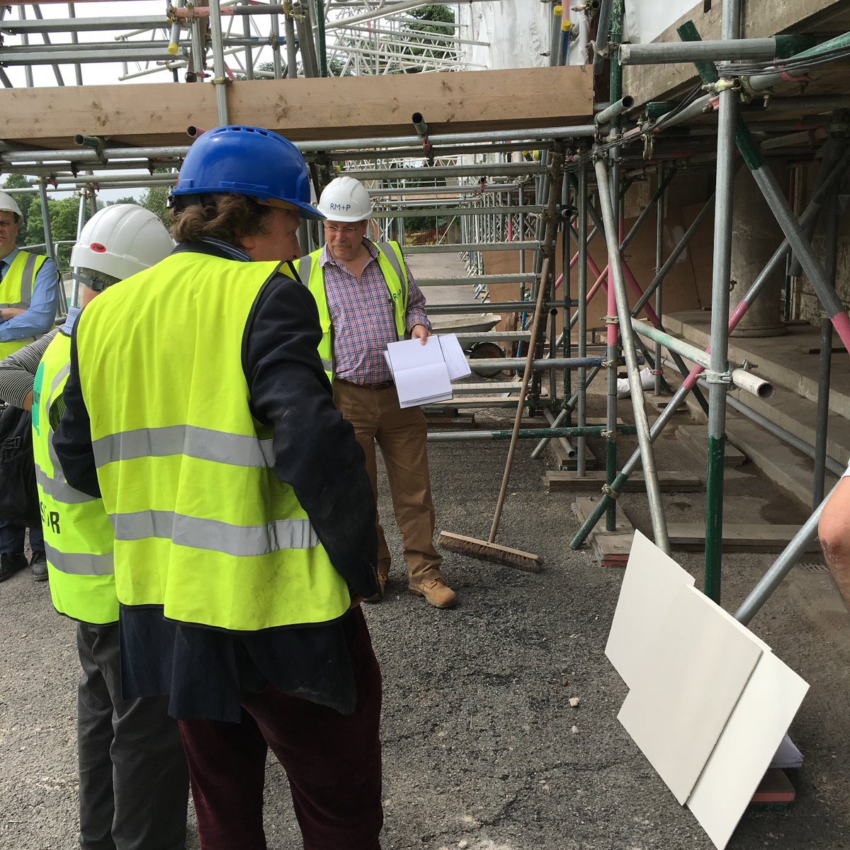 _rmandp's tweet image. Time to choose the new external paint finish for the large mansion @GunnersburyPark. But which colour should it be? #ExcitingProgress!