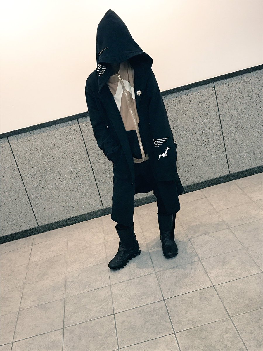 Now_Load_Ing's tweet photo. 前を開けても閉じてもいけちゃうあたりすごいパーカー！！
細かいところまで拘ったプリントがまたかっこいい、、、
あえて1番上を閉めないとこで中に着てるトラックイージージャケットを見せていくスタイル！！
MUZE賞狙いたい、、、！！！

#パーカー祭り https://t.co/nXvqOLRVMo