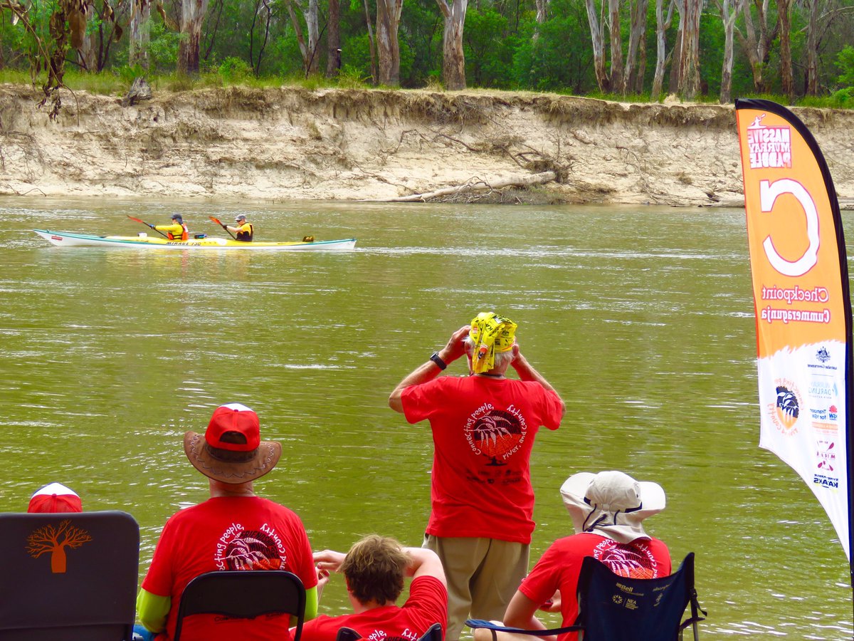 MMPaddle's tweet image. Amazing volunteers Yarrawonga to Tocumwal. Day one Massive Murray Paddle #massivemurraypaddle #volunteers
