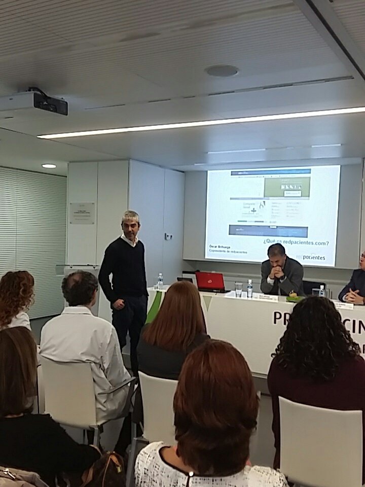 redpacientes's tweet photo. Sergio Brihuega, uno de los fundadores de redpacientes, presentando la comunidad en  #PremioCinfaRedpacientes y reconociendo a periodistas https://t.co/deQsKCdSSB