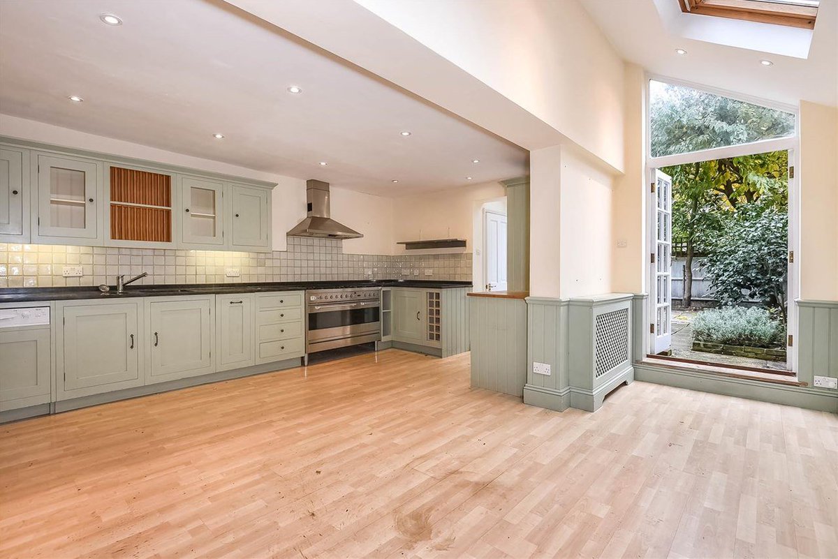 JacksonsSW's tweet image. We are delighted to offer this well presented four double bedroom, terrace #House in Cicada road, #WandsworthCommon goo.gl/xZ5emN