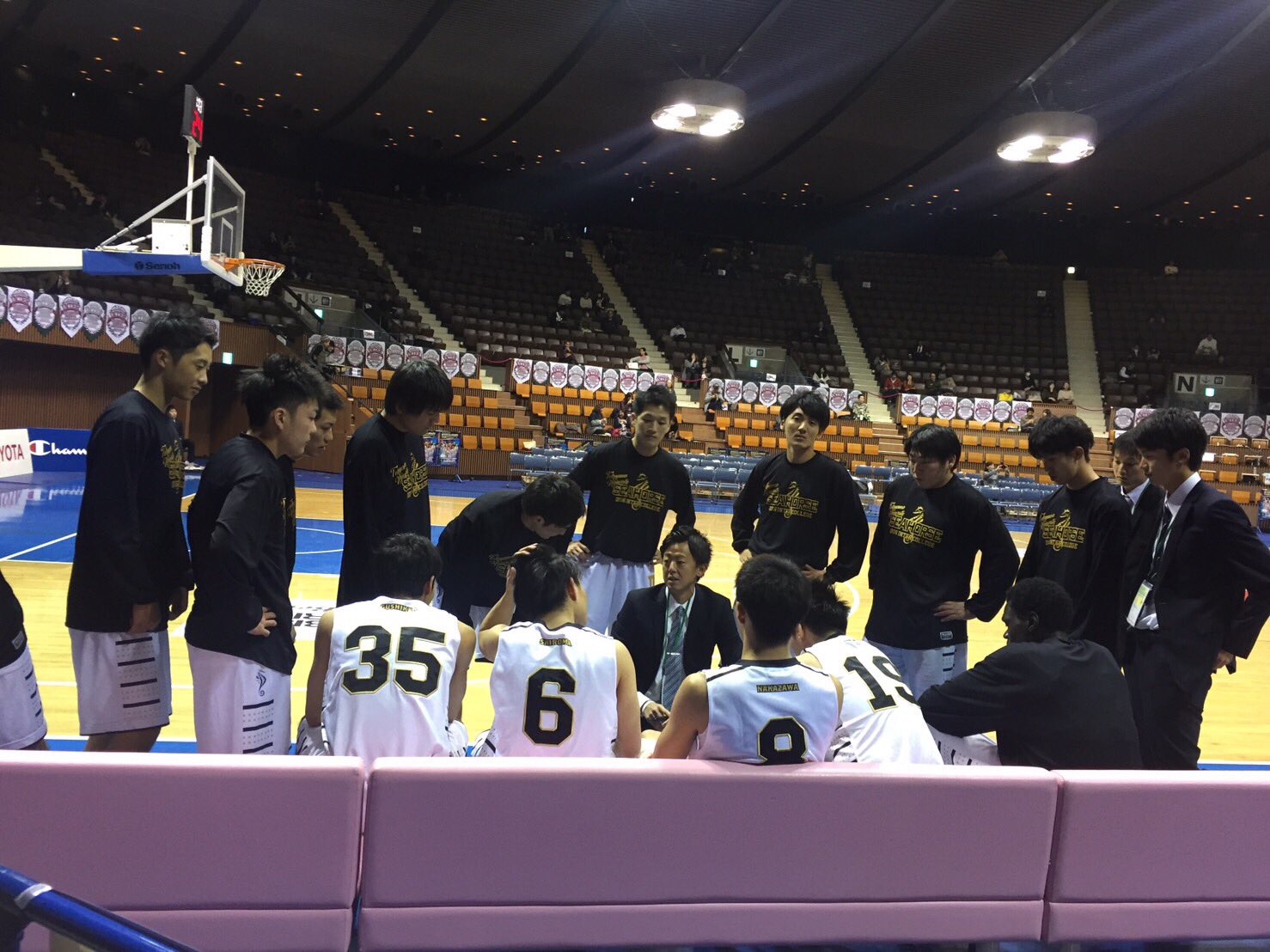 Uzivatel 徳山大学男子バスケットボール部 Na Twitteru 徳山大学 62 79 日本大学 敗北しました 4年生はここで引退です 応援ありがとうございました