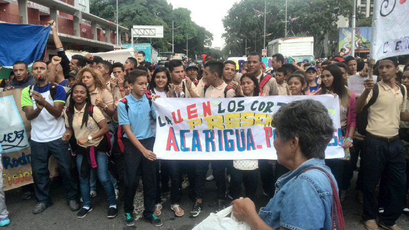 mineducacion_ve's tweet photo. Juventud venezolana se moviliza desde Plaza Morelos a Miraflores para respaldar a @NicolasMaduro y celebrar el Día del Estudiante #Caracas https://t.co/yZEyRh9O2n