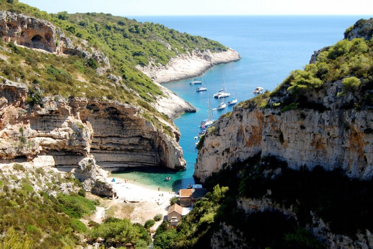 Canalmar's tweet photo. Flotilla charters in Croatia | Two routes and no yacht restrictions! ⛵: https://t.co/ldtZ1wdLWI https://t.co/F9wjNQ2To5