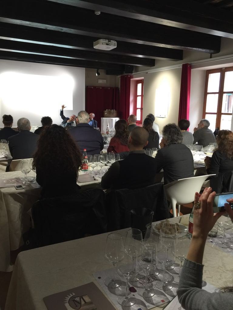#Maremmachevini, inizio della #masterclass Vitigni Autoctoni con il sommelier Nicola Nebbia.