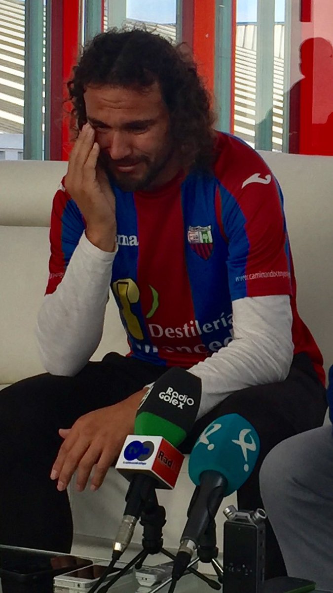 extremphotocoll's tweet photo. El @EXT_UD Despide en rueda de prensa a curro entre lágrimas y entre grandes compañeros se marcha al Santa Amalia https://t.co/esSzYTRbp7