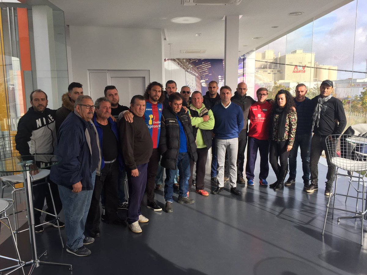 extremphotocoll's tweet photo. El @EXT_UD Despide en rueda de prensa a curro entre lágrimas y entre grandes compañeros se marcha al Santa Amalia https://t.co/esSzYTRbp7