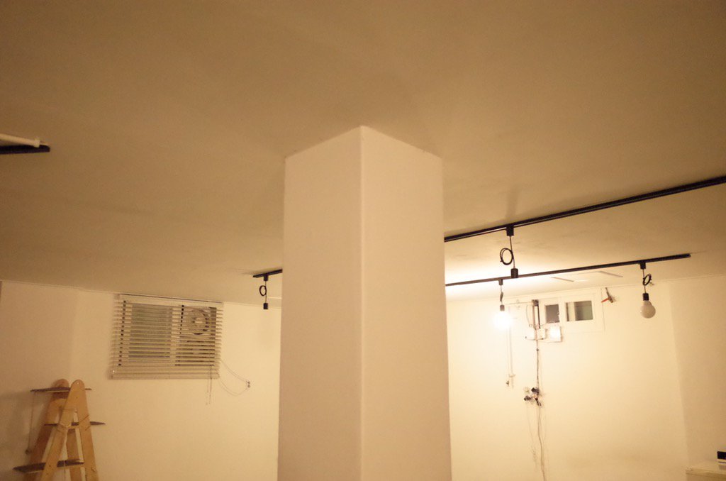 whitebogy's tweet image. 작업실에서 키우는 고양이 만쥬가 요며칠부터 자주 저 기둥위를 가만히 바라보거나 바라보며 운다. 보이는것과 같이 기둥에는 고양이가 관심가질 만한게 아무것도 없다.