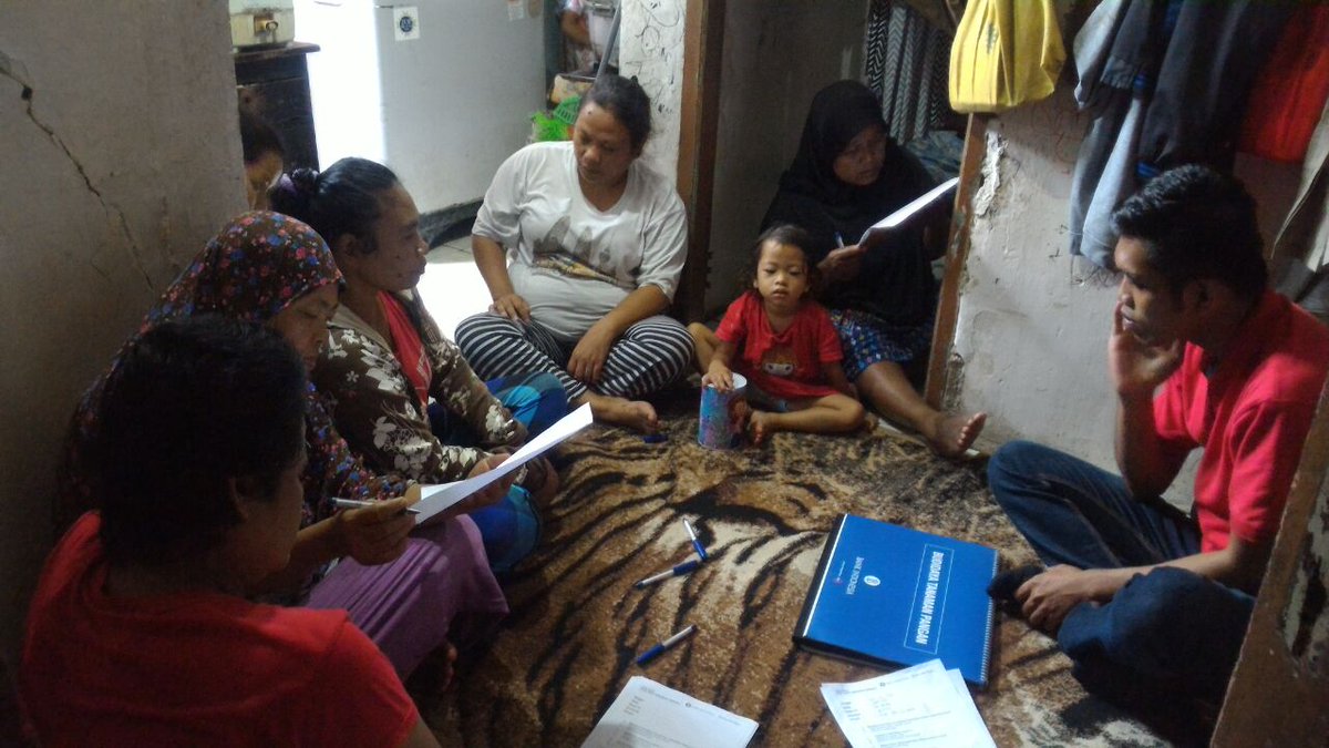 greenerationid's tweet photo. Tim #MasukRT memberikn pelatihan budidaya tanaman pangan kpd para Ibu yg tergabung dlm kelompok Rivera di Jalan Sasak, Jakarta Barat #GInfo https://t.co/7Vwyb4FNJV