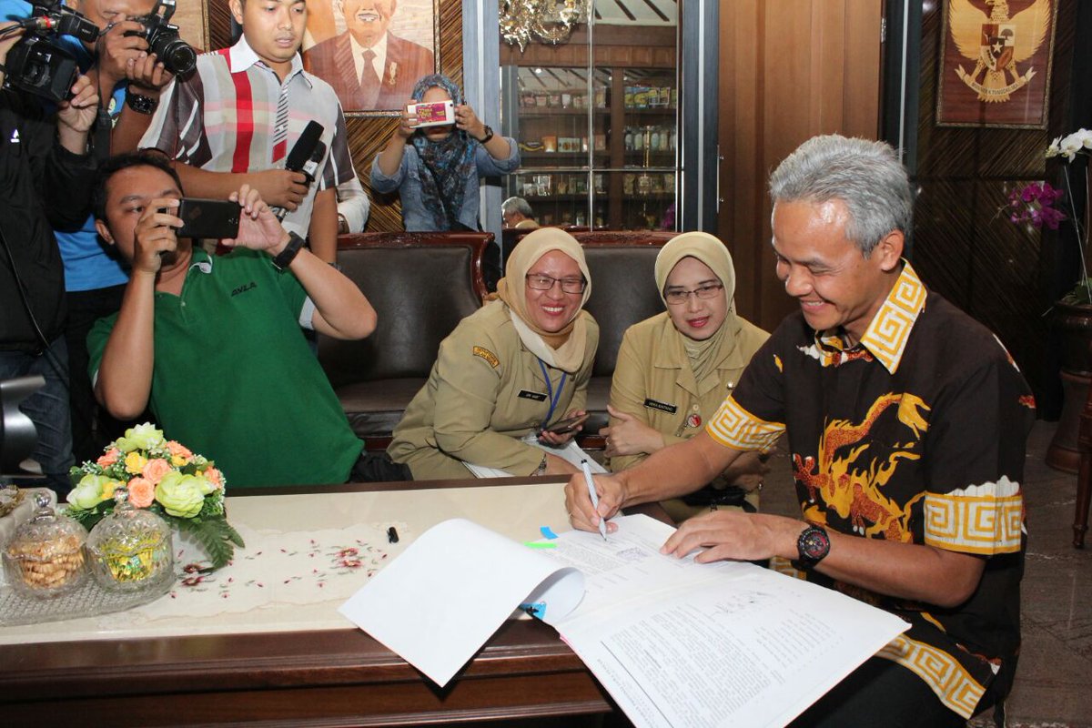 Gubernur Jateng <a href="/ganjarpranowo/">Ganjar Pranowo</a> Resmi Tetapkan UMK 2017  jatengprov.go.id/id/berita-utam… <a href="/disnaker_jateng/">Disnakertrans Jateng</a> <a href="/PemkotSemarang/">Pemkot Semarang</a> <a href="/Sinoeng69/">Sinung N. Rachmadi</a> <a href="/JatengTwit/">Jateng Twit</a>