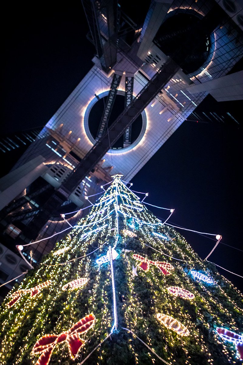 Yuji Shibasaki Photo 梅田スカイビル クリスマスイルミネーション 高さ27mのクリスマスツリーが 梅田 スカイビルのワンダースクエアを彩る ちょうど大阪訪問前日に始まったイルミネーション しばらく大阪写真が続きます
