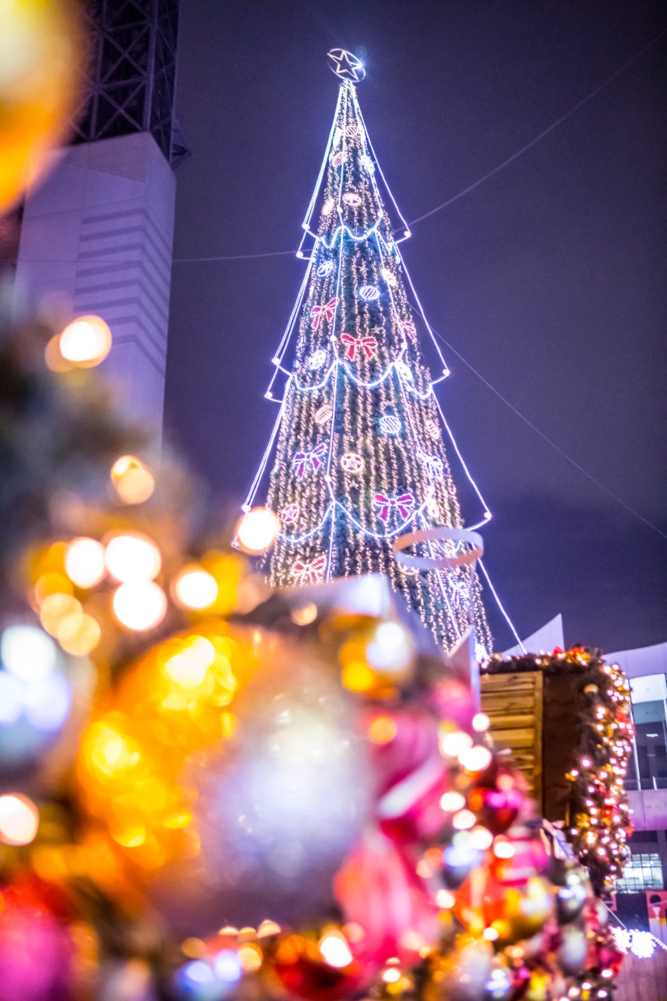 Yuji Shibasaki Photo 梅田スカイビル クリスマスイルミネーション 高さ27mのクリスマスツリーが 梅田 スカイビルのワンダースクエアを彩る ちょうど大阪訪問前日に始まったイルミネーション しばらく大阪写真が続きます T Co Vyhtrrc1jy