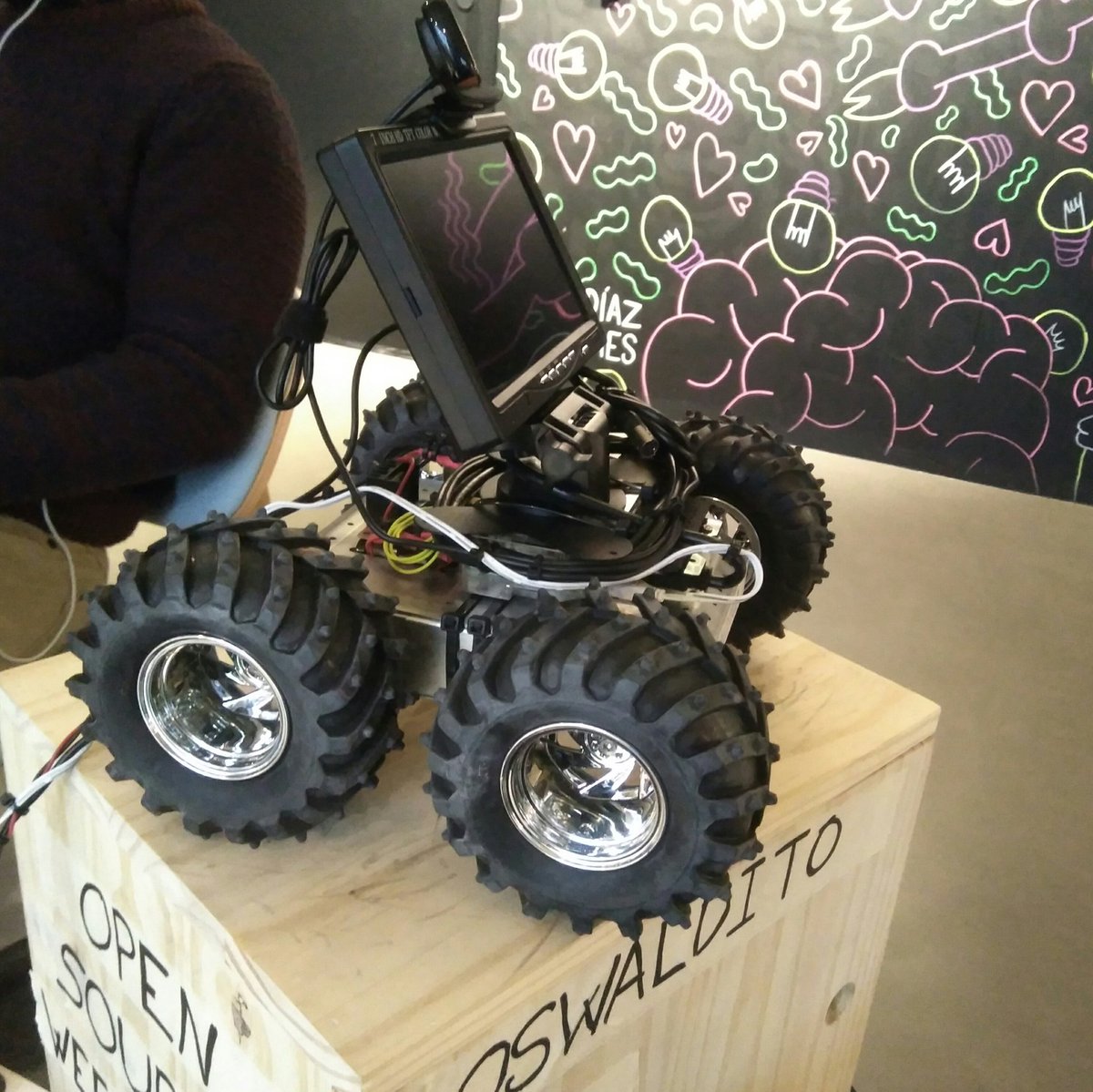 OSWalditoBot's tweet image. #helloCampus #hackathonSelfie #happyMonday