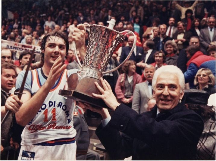 La “mia” amata #VirtusRoma, 33 anni di flash indimenticabili buff.ly/2fiVs6L <a href="/giancamiglio/">Giancarlo Migliola</a> <a href="/bancoroma/">L'urlo del Palaeur</a> <a href="/VirtusRoma/">Virtus Roma</a>