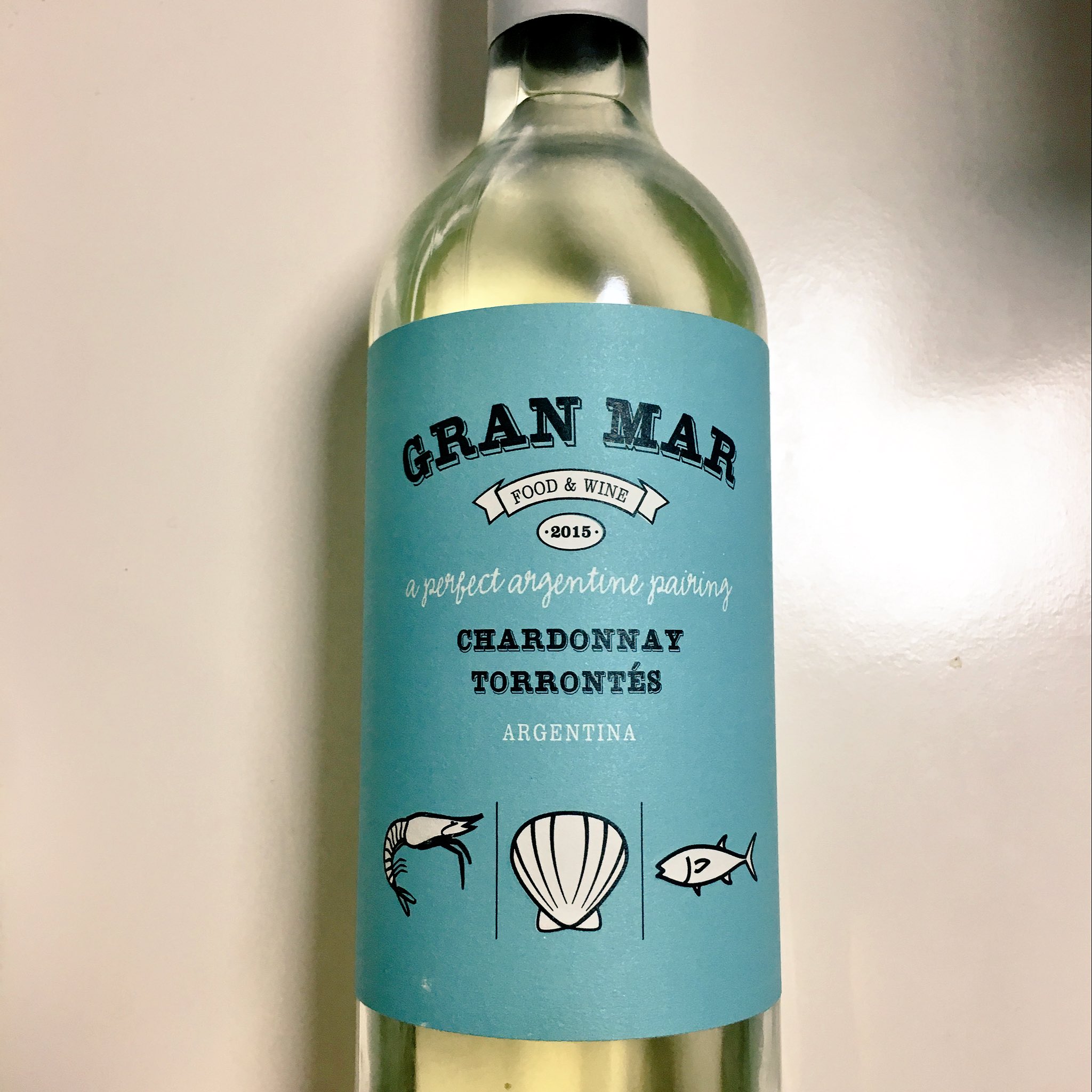 ガーリエンヌ セブンイレブンで最近見つけた白ワイン Gran Mar トロンテスはアルゼンチンの代表的な品種で フルーティーで好きなんですが コンビニワインではなかなか珍しいので嬉しい ラベルの色やイラストもら おしゃれ 1000円ちょいでした