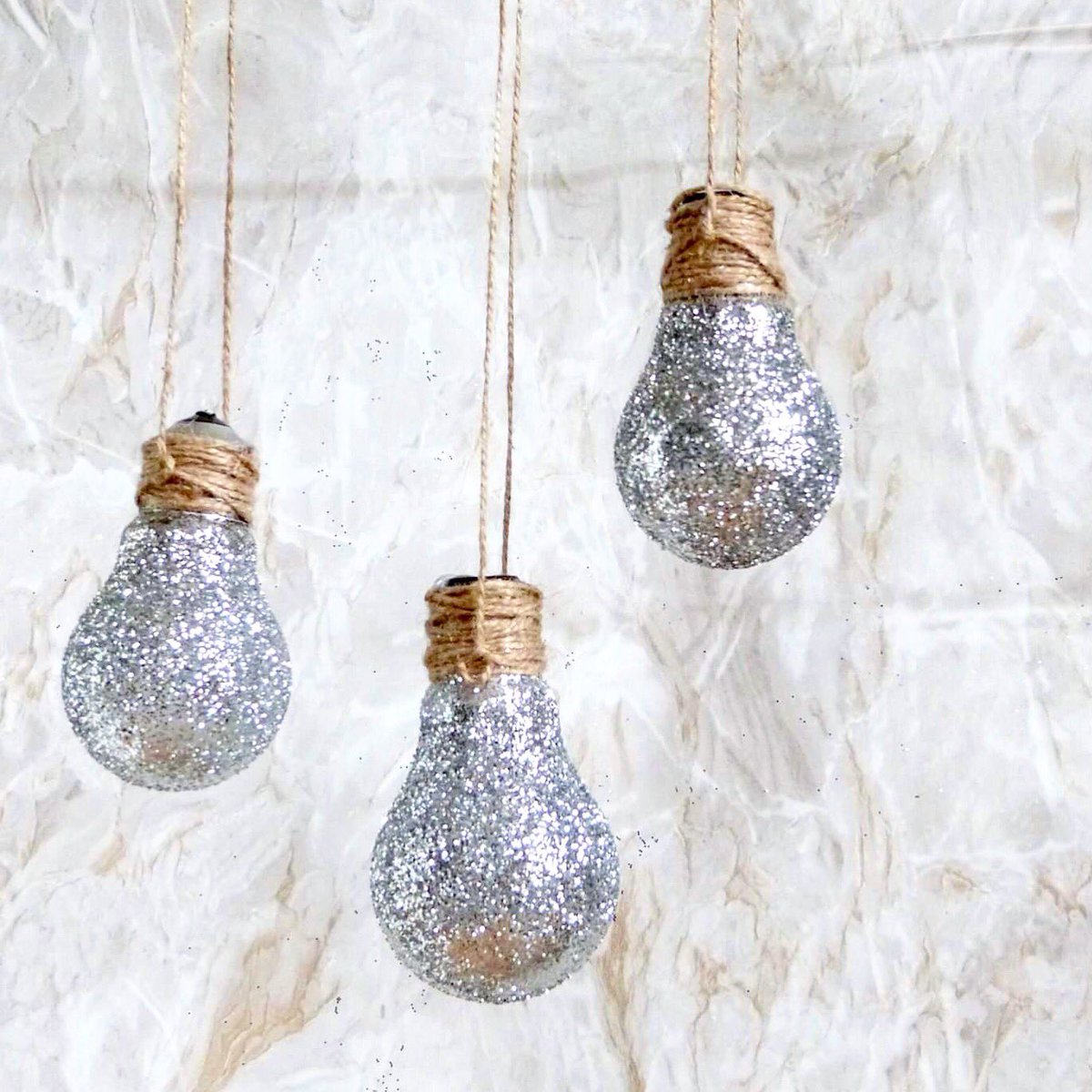Sur le site on commence les préparatifs de #Noël avec ces jolies ampoules à paillettes ✨#diy #handmade #christmas
lc.cx/oCn2