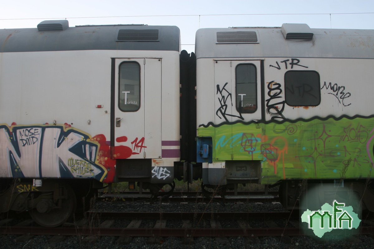 Coches de la serie 9000 abandonados a su suerte en Sevilla.
Ni se preocupan por ellos ni piensan hacerlo.
