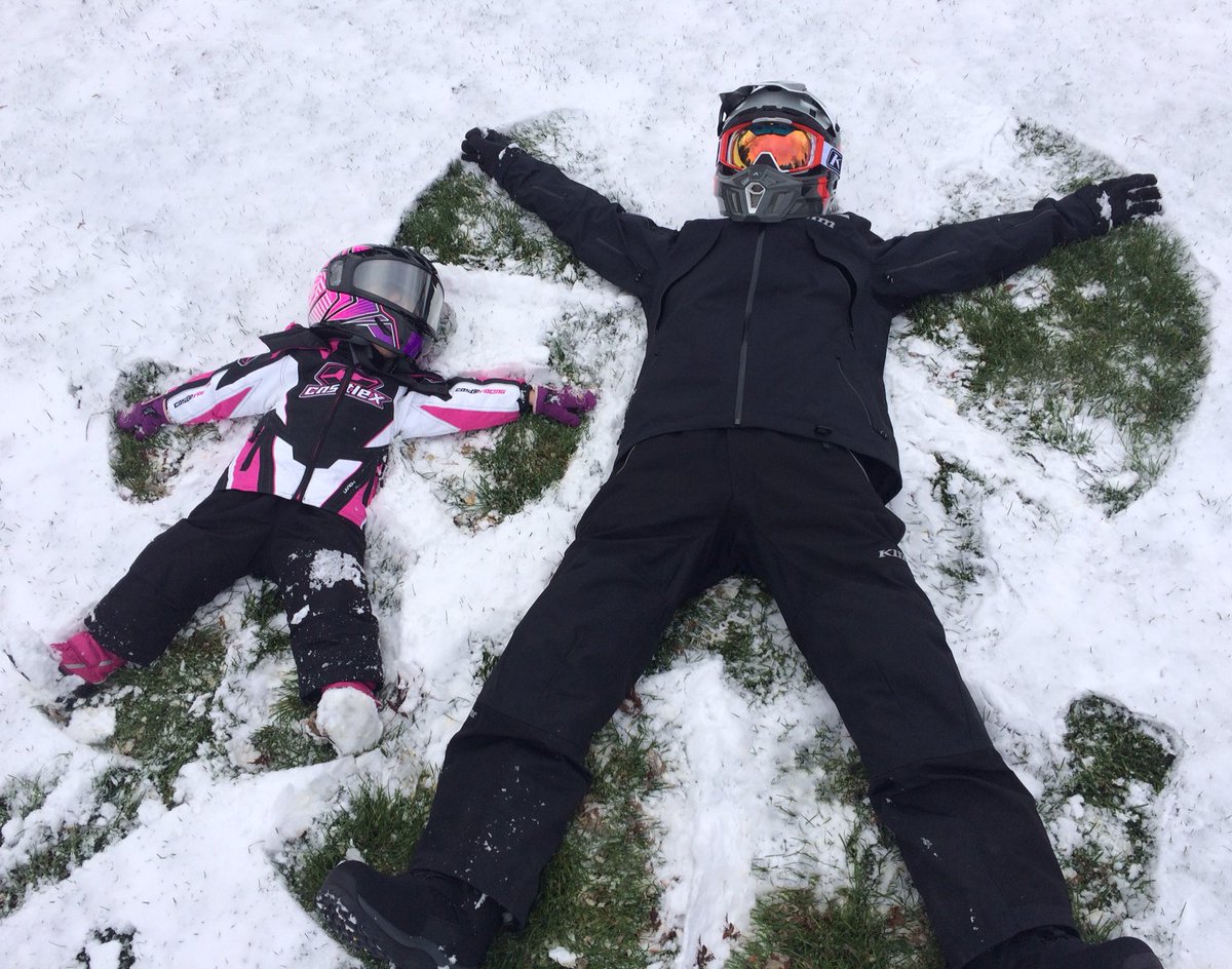 AmSnowMag's tweet image. What did you do this past weekend? We made snow angels in our first batch of #snow! #winterishere #latergram @KLiM @CastleXRacewear