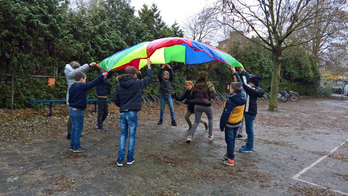 @BeweegWijs instructie, groen spel met parachute, ondanks de regen waren de lln. enthousiast.
