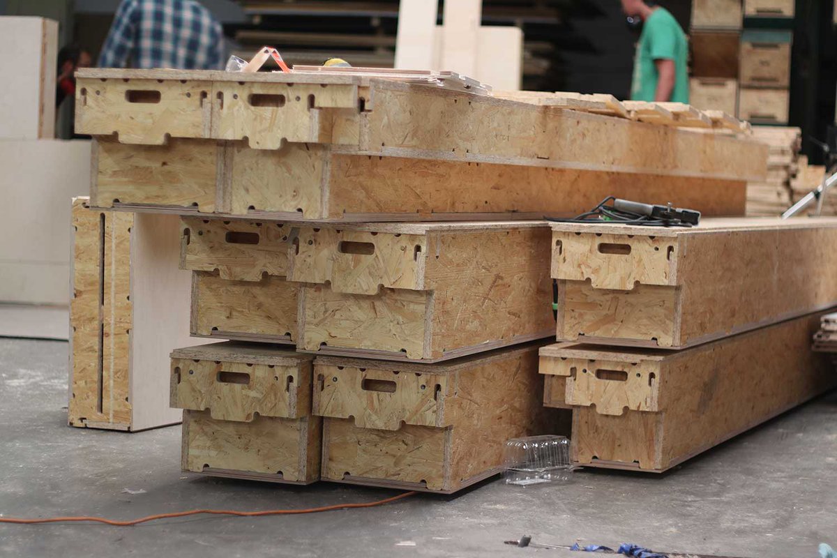 TheNewMakersNL's tweet photo. De vloer- en wandblokken uit #ComfortCity zijn volledig CNC-gefreesd uit 5m lange, 100% #formaldehyde vrije #OSB4 platen van @EggerOnline. https://t.co/fdHoyraM9w