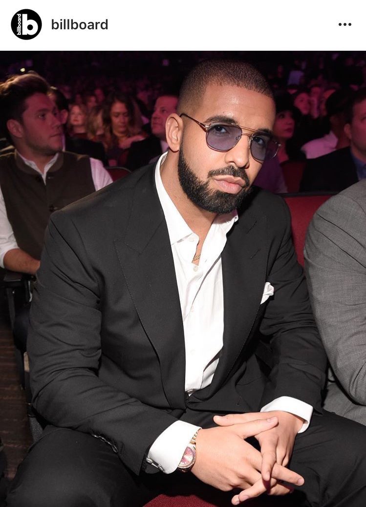 Niall_Updatess's tweet photo. Niall behind Drake at the AMAs #AMAs https://t.co/oBz5JtPxsk