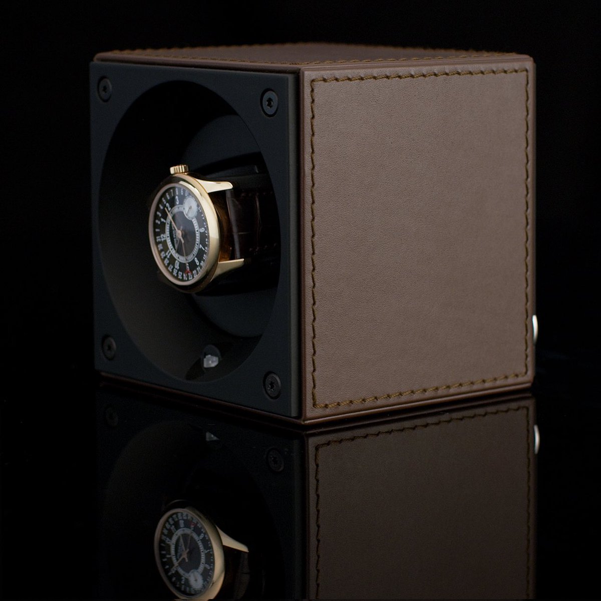 SWISSKUBIK's tweet photo. Simple #luxury - this is our #leather Masterbox. It offers personalised programming to suit your #automatic #watch.  #essential #design https://t.co/Qi46bcRQYy
