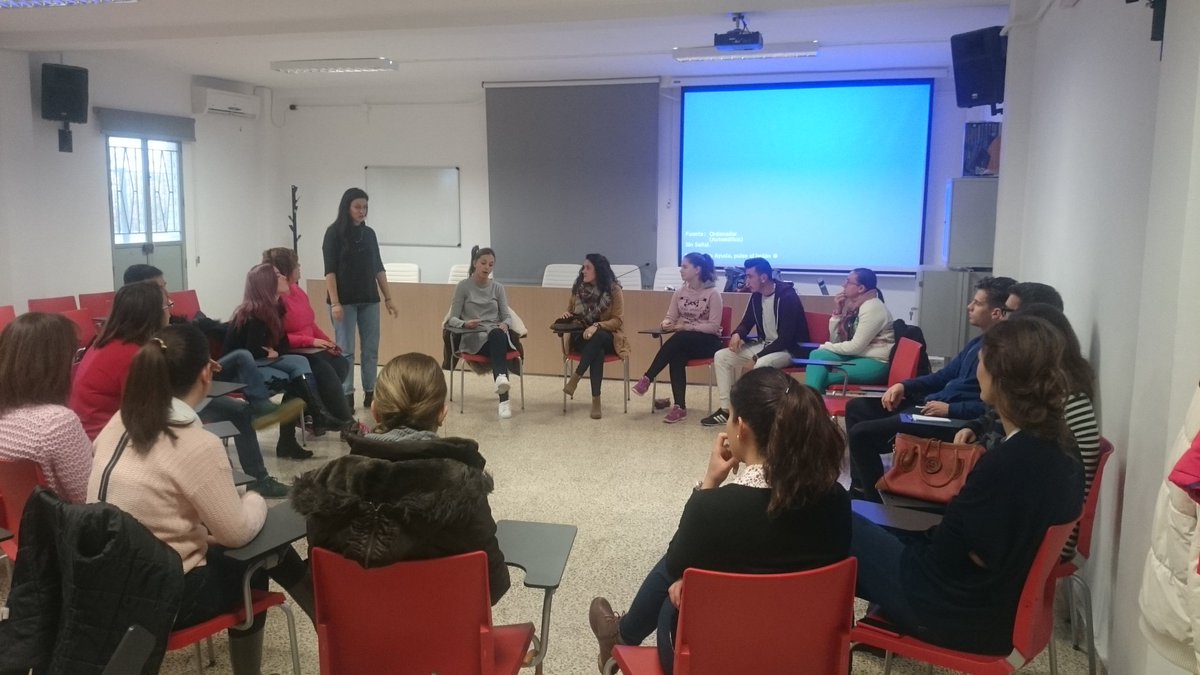 ColectivoGentes's tweet photo. Removing Linguistic Barriers in English Jodar. Rompiendo barreras lingüísticas con jóvenes @cadjodar https://t.co/U4xcoxjuIS