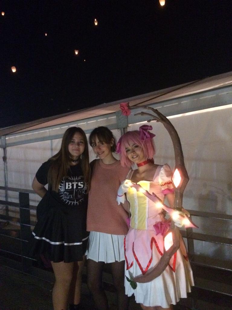 Maria_ba12's tweet photo. Uno de los mejores salones de mi vida. Os quiero chicas (somos muy sentimentales) 😳💜 #MurciaSeRemanga #KatDMC https://t.co/1yFVs26cHQ