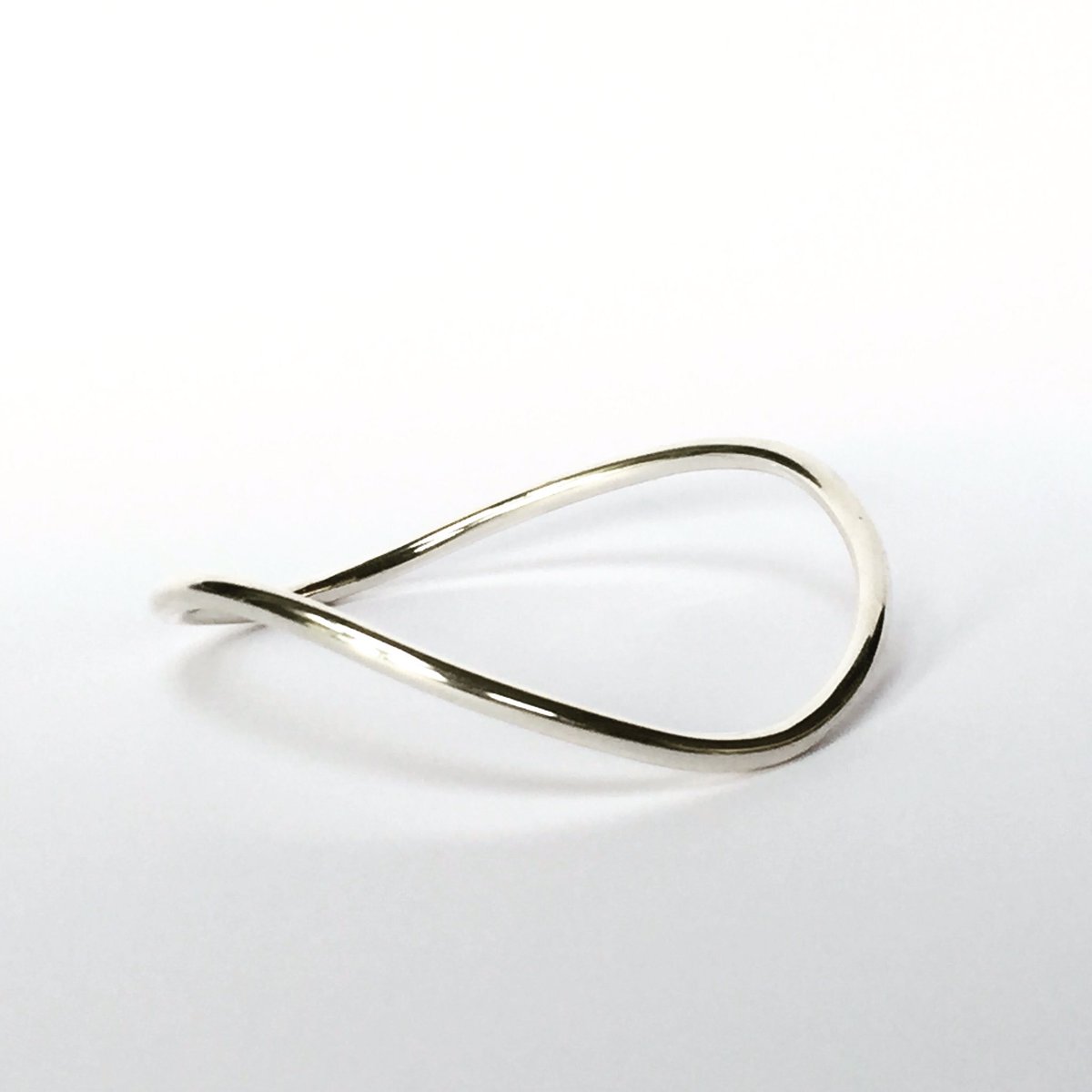 Our solid sterling Simple Wave Bangle is down from 179e to 69e ⭐️exclusive to terriblebeauty.ie