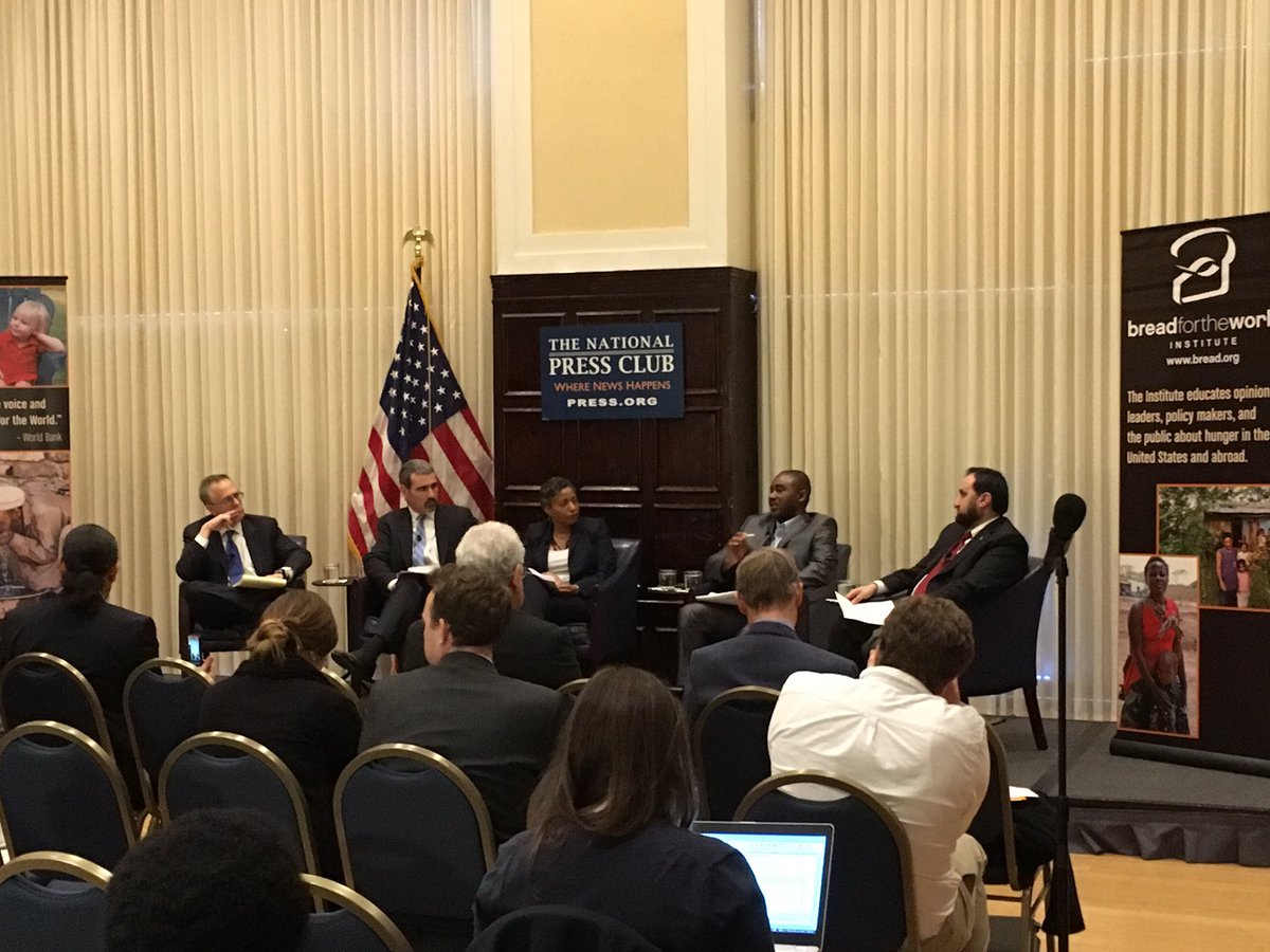 bread_latino's tweet photo. Prince Tarnah, refugiado liberiano, comparte su experiencia en lanzamiento de nuestro informe anual. #HungerReport https://t.co/ULTBedlqQo